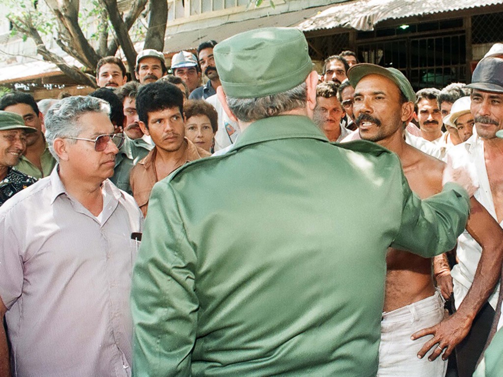 Recorrido por Las Tunas. Afueras de un central. 31 de marzo de 1996. Foto: Estudios Revolución 