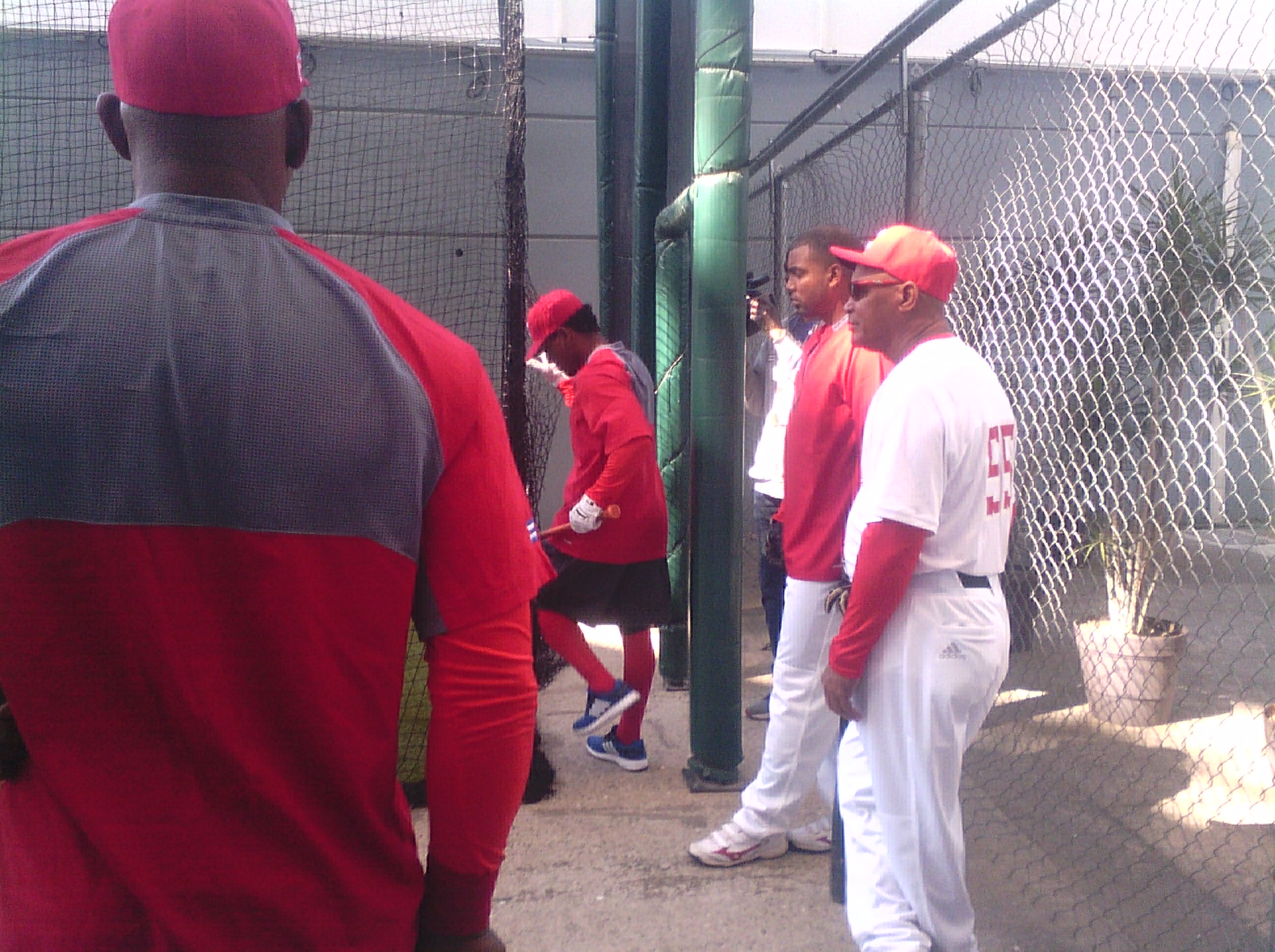 Leonardo Goire observa el entrenamiento en la Serie del Caribe 2018.