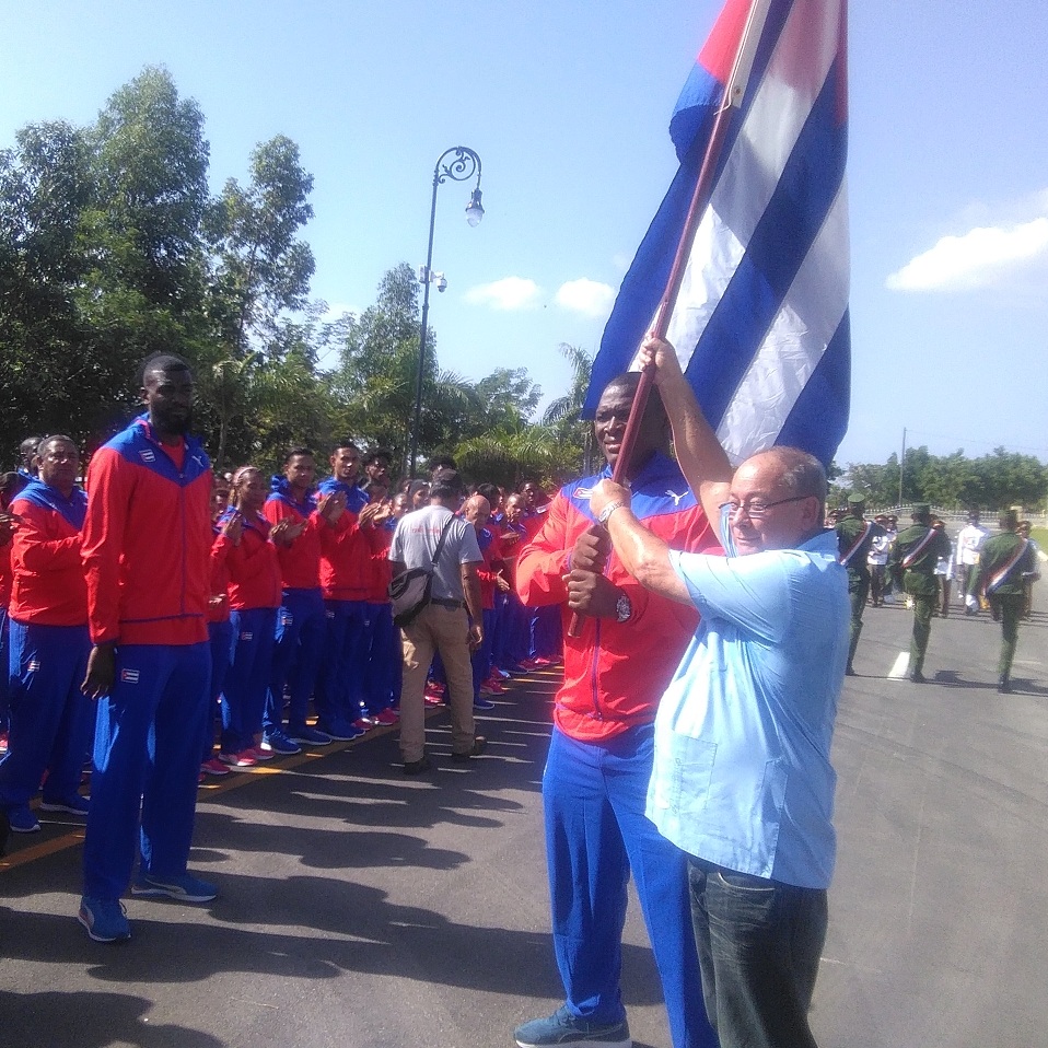   Mijaín López Núñez, of Greco-Roman wrestling, received the national standard of the Labor Hero of the Republic of Cuba, Lázaro Expósito Canto, First Party Secretary in the province. Photo: Betty Beatón Ruiz 