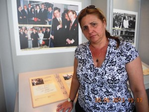 Elizabeth Palmeiro, esposa de Ramón Labañino, rindió tributo a las víctimas del criminal bombardeo atómico del 6 de agosto de 1945. Foto: Juventud Rebelde