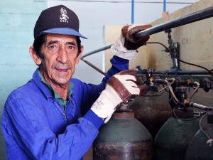 Elpidio Pimentel Roldán trabaja en la fábrica desde muy joven y piensa seguir hasta el retiro.