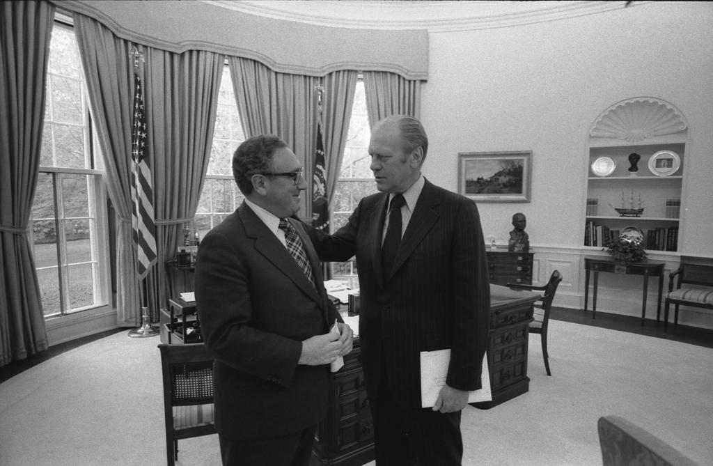 En esta foto de 1975 aparecen Kissinger y el presidente estadounidense Gerald Ford. Ese propio año dijeron NO al partido entre Cuba y un elenco de la MLB.