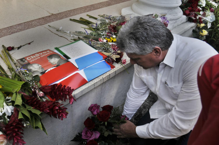 Los dirigentes cubanos depositaron una ofrenda floral en recordación del cumpleaños 59 del desaparecido líder venezolano Hugo Chávez Frías. Foto: René Pérez Massola