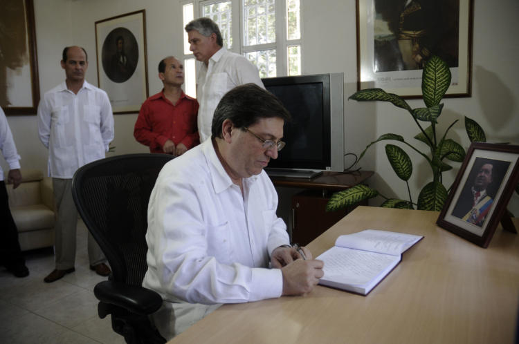 Bruno Rodríguez Parrila, canciller cubano, firma el libro de visitantes. Foto: René Pérez Massola