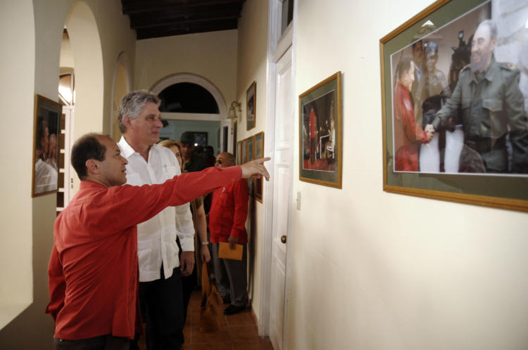 Posteriormente el primer vicepresidente y el canciller cubanos, realizaron un recorrido por la exposición que permanece dentro de la embajada y que recoge numerosas imágenes de la vida del presidente Chávez