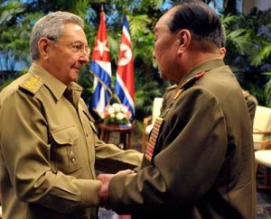 El General de Ejército Raúl Castro Ruz, Presidente de los Consejos de Estado y de Ministros, saludó en la tarde de este lunes al General de Ejército Kim Kyok Sik. Foto: Tomada del periódico Granma