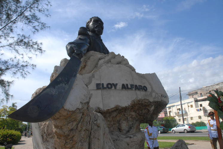 Acto de recordación al Grito de Libertad en América Latina, y colocación de ofrenda floral al prócer de la independencia del Ecuador, Eloy Alfaro, en la Avenida de los Presidentes, en el municipio de Plaza de la Revolución, en el que participaron Elio Gómez, vicepresidente del Instituto Cubano de Amistad con los Pueblos ICAP Y Jorge Rodríguez Hernández, embajador de Ecuador en Cuba. Fotos: Agustín Borrego.