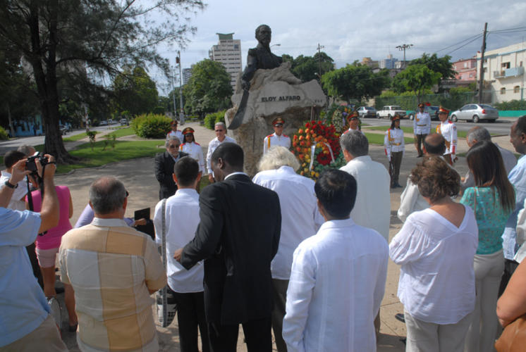 Acto de recordación al Grito de Libertad en América Latina, y colocación de ofrenda floral al prócer de la independencia del Ecuador, Eloy Alfaro, en la Avenida de los Presidentes, en el municipio de Plaza de la Revolución, en el que participaron Elio Gómez, vicepresidente del Instituto Cubano de Amistad con los Pueblos ICAP Y Jorge Rodríguez Hernández, embajador de Ecuador en Cuba.