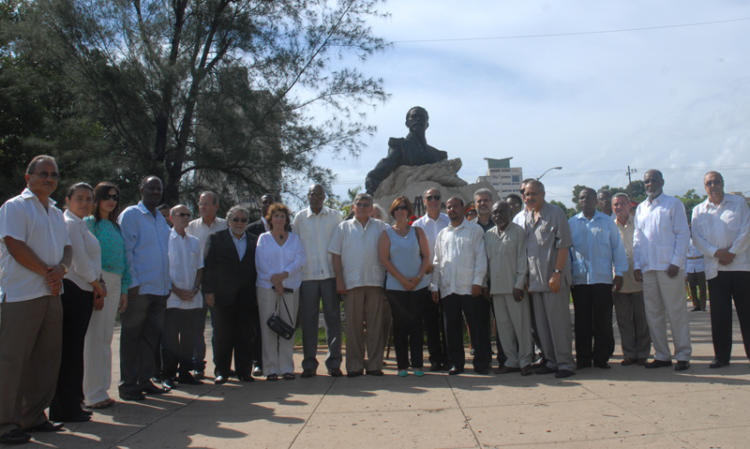 Acto de recordación al Grito de Libertad en América Latina, y colocación de ofrenda floral al prócer de la independencia del Ecuador, Eloy Alfaro, en la Avenida de los Presidentes, en el municipio de Plaza de la Revolución, en el que participaron Elio Gómez, vicepresidente del Instituto Cubano de Amistad con los Pueblos ICAP Y Jorge Rodríguez Hernández, embajador de Ecuador en Cuba.