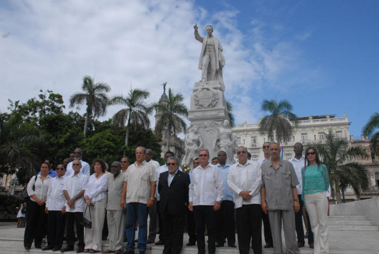 Acto de recordación al Grito de Libertad en América Latina, y colocación de ofrenda floral al Héroe Nacional José Martí, en el Parque Central de la capital cubana