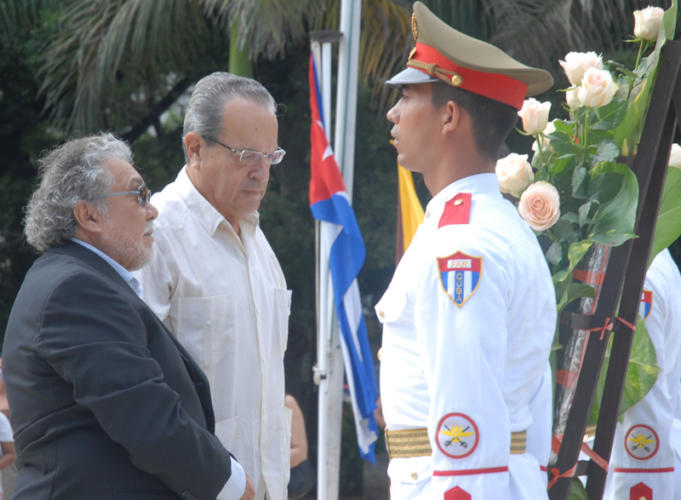 Acto de recordación al Grito de Libertad en América Latina, y colocación de ofrenda floral al Héroe Nacional José Martí, en el Parque Central de la capital cubana