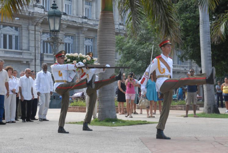 Acto de recordación al Grito de Libertad en América Latina, y colocación de ofrenda floral al Héroe Nacional José Martí, en el Parque Central de la capital cubana