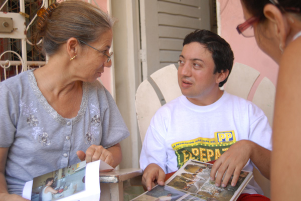 Orfilito es hoy el resultado de la labor paciente de su familia, de sus padres. En la foto, junto a su madre Idida. Foto: Agustín Borrego