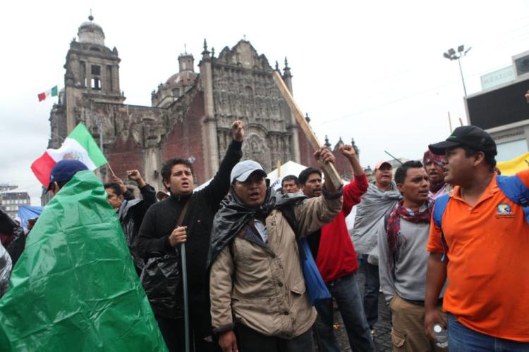 La policía mexicana ha desalojado hoy el Zócalo, la principal plaza del centro de México, donde miles de maestros mantenían una acampada de protesta desde hace un mes. Foto: Sáshenka Gutiérrez/EFE.