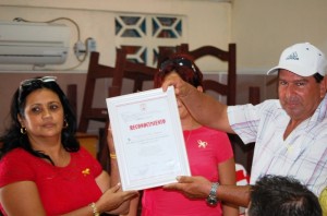 Dirigentes administrativos y sindicales de la Torrefectora rercibieron el certificado.  Foto: Barreras Ferrán.