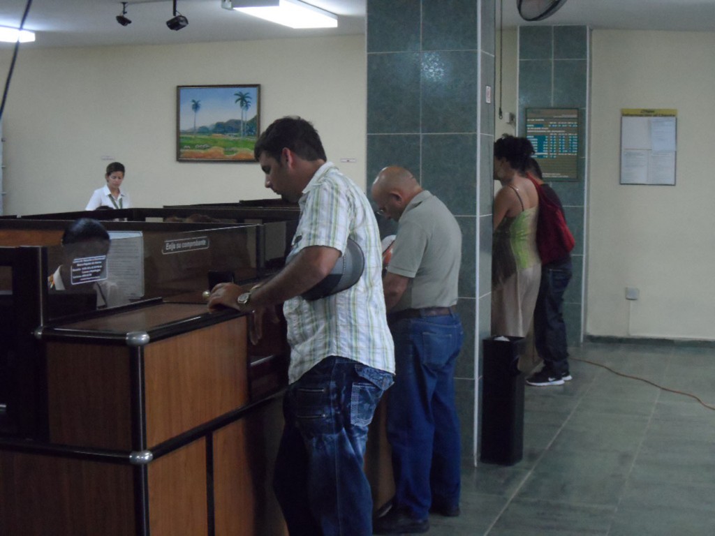 La mayoría de los clientes se sienten satisfechos con los servicios que reciben en la sucursal 1532 de la ciudad de Pinar del Río.  Foto: Eduardo González