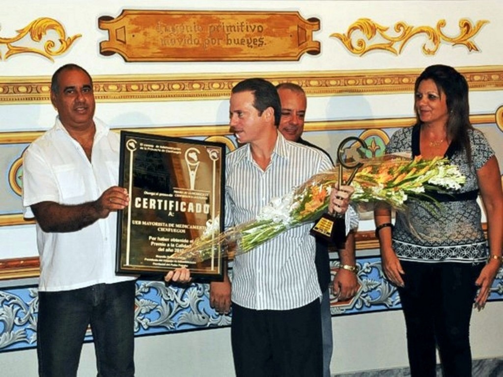 La UEB de Medicamentos de Cienfuegos mereció el Premio Provincial de la Calidad 2013. Foto: Juan Carlos Dorado.