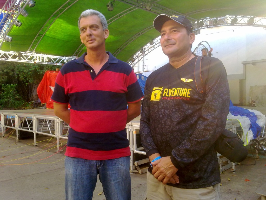 Luis (izquierda) y Javier (derecha) ya tienen, por derecho propio, su sitio en la historia del paramotor en Cuba.