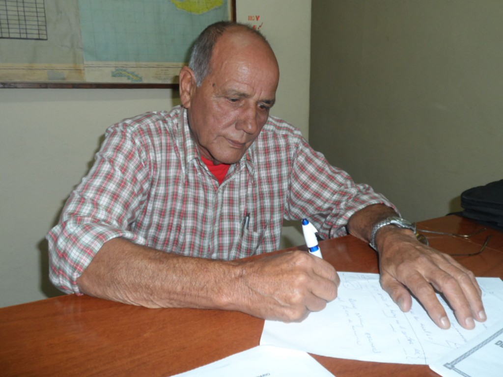 Ismael Flores Camejo ha dedicado más de medio siglo de su vida al sector de la construcción, por lo cual recibió el reconocimiento de trabajador cincuentenario el Día del constructor. 