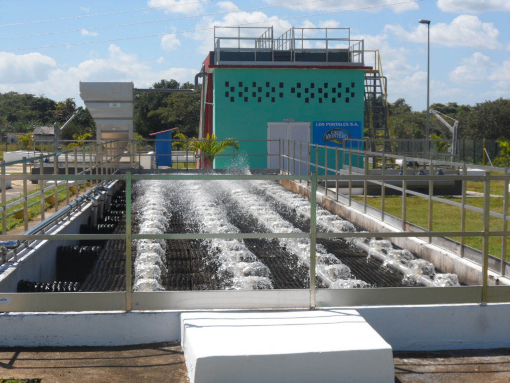 Con la inauguración de una moderna Planta de Tratamiento de Aguas Residuales en la Fábrica Los Portales SA se disminuirá considerablemente el impacto medioambiental de la entidad. Fotos: Eduardo González Martínez. 