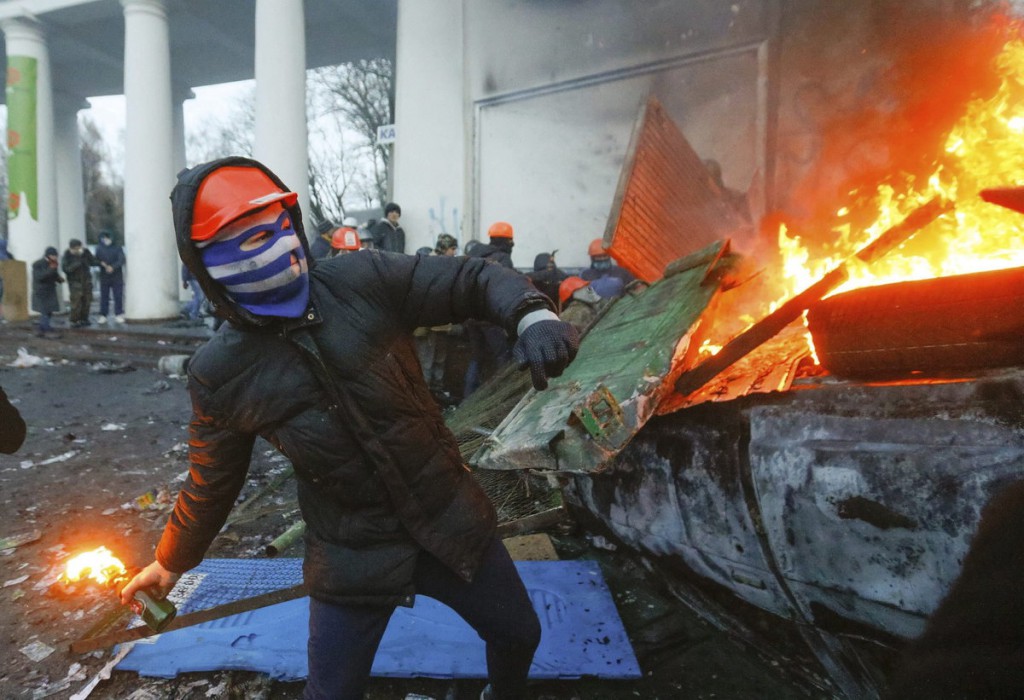 El Ministerio del Interior informó también que manifestantes han dispersado “un agente químico venenoso” contra las fuerzas del orden en el centro de Kiev. 