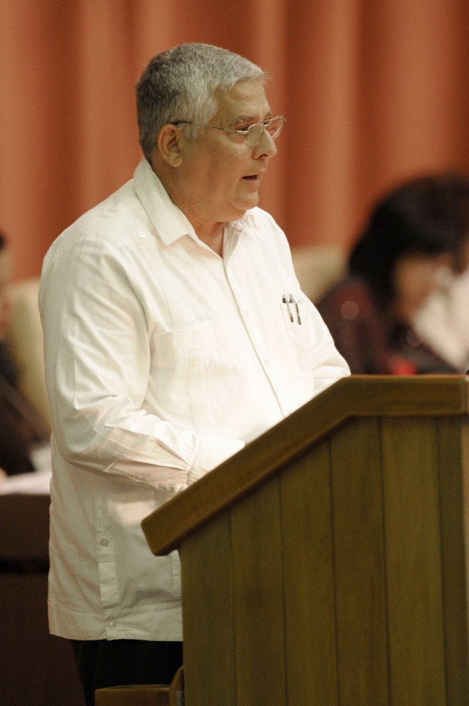 José Luis Toledo Santander, presidente de la Comisión de Asuntos Constitucionales y Jurídicos, presentó el Dictamen. Foto: René Pérez Massola