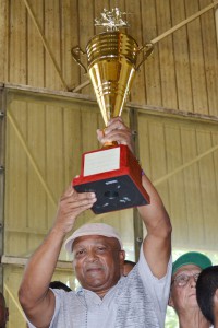 Alfonso Urquiola recibió la Copa Hugo Chávez. Foto: Eddy Martin