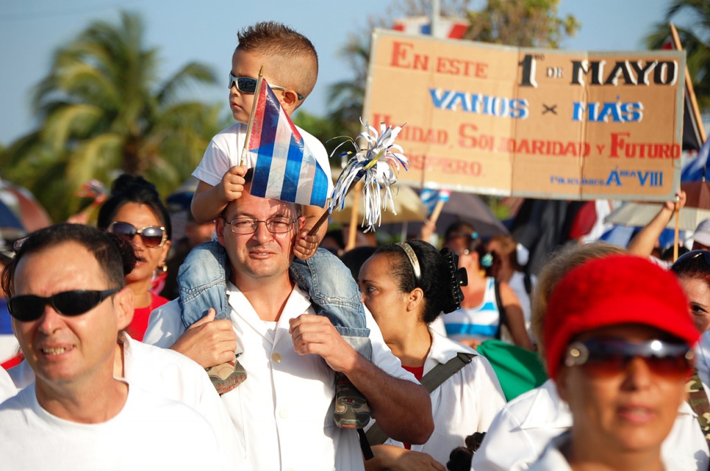 Pocos quedaron en casa. Fue el desfile de la familia cubana.