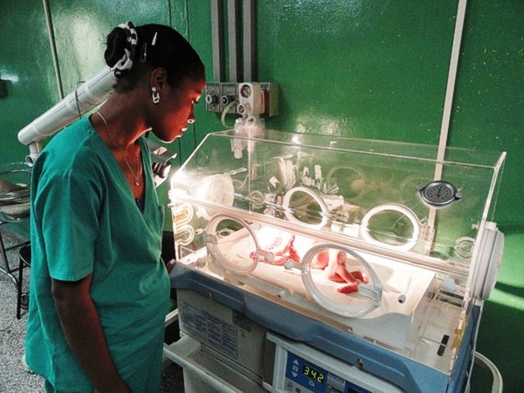 La atención especializada en la sala de Neonatología del hospital materno cienfueguero ha resultado esencial en el comportamiento favorable de la tasa de mortalidad infantil. 