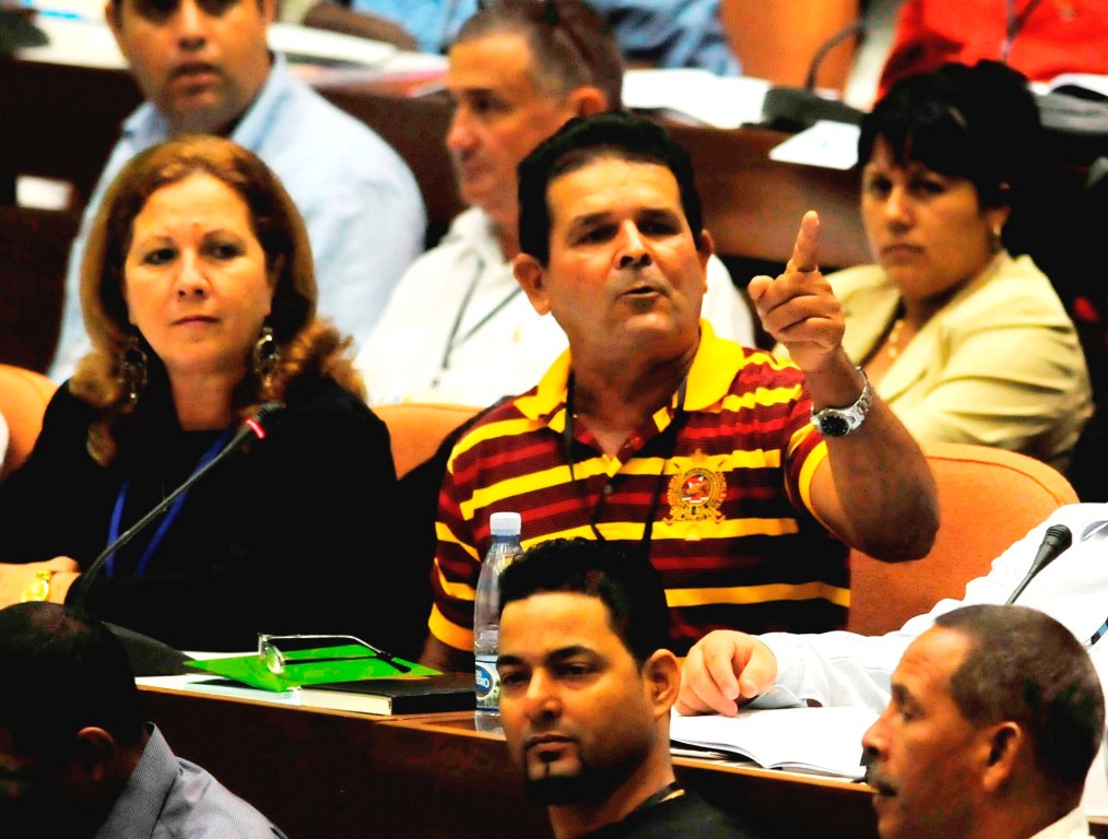 Durante la sesión plenaria del XX Congreso Sarduy hizo la primera intervención y se refirió a la situación que presentan las UBPC. Foto: César A. Rodríguez.