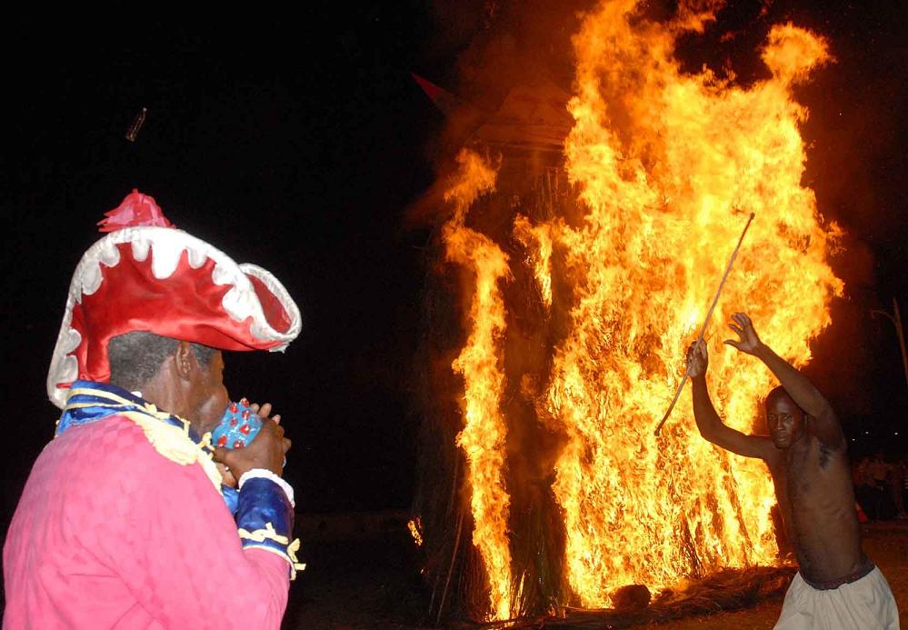 Con la quema simbólica del "Diablo" en la Alameda de la ciudad de Santiago de Cuba, concluye la 33 edición de la Fiesta del fuego o Festival del Caribe, el 9 de julio de 2013. Foto: Miguel Rubiera Jústiz/ AIN.