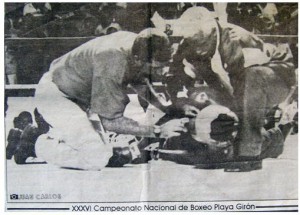 Bárbaro (izquierda) y Follaca atienden a Félix Savón en uno de los KO que le propinara Delís Cauce a mediados de los años 90.