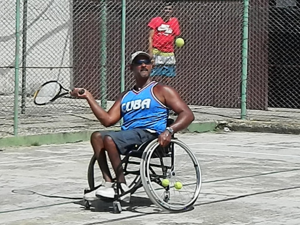La exhibición de tenis de campo en silla de ruedas despertó el interés entre los asistentes.