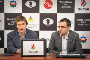 : Sergey Karjakin y Leinier Domínguez durante la conferencia de prensa.