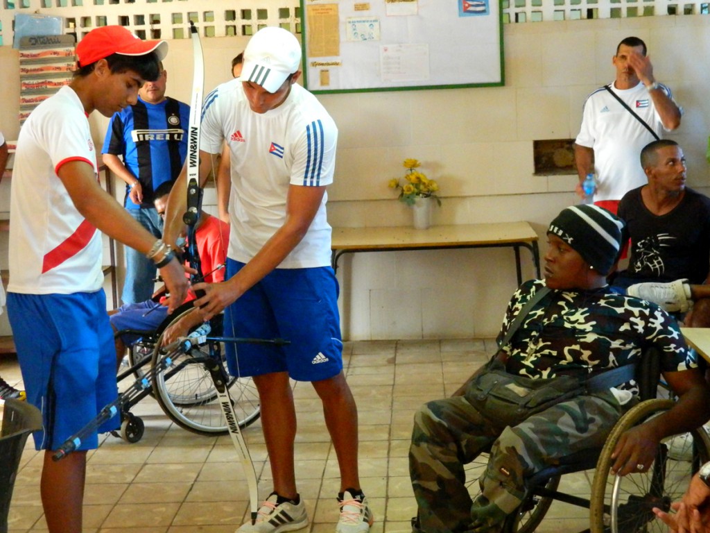 El taller de tiro con arco resultó momento de intercambio entre los atletas discapacitados.