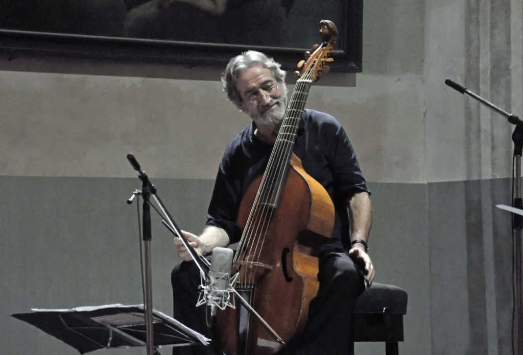 Jordi Savall, violagambista, director de orquesta y musicólogo español, especializado en música antigua, quien el pasado viernes hizo sonar un instrumento de 1697 en la sala de conciertos de la Basílica Menor del Convento de San Francisco de Asís