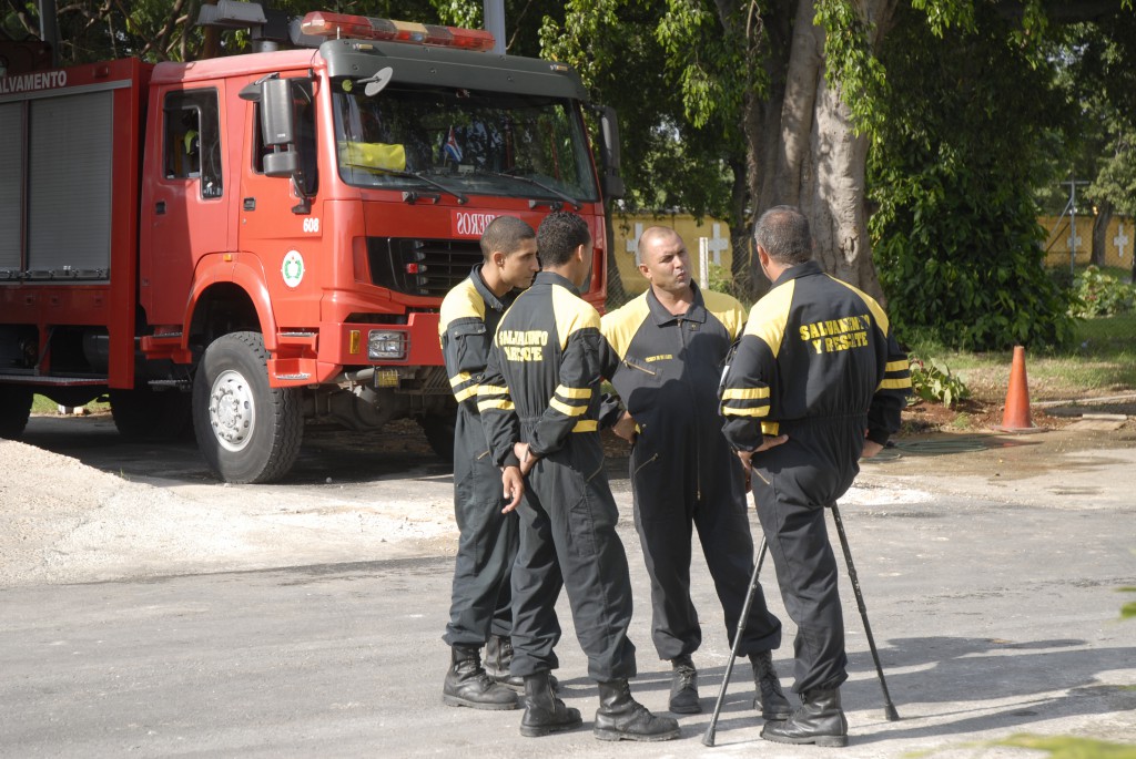 Reynaldo Suárez conversa con algunos de los integrantes del Destacamento de Rescate y Salvamento Nacional. Foto: Agustín Borrego