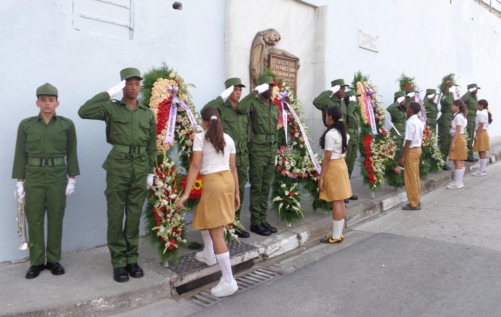 El eterno tributo a los caídos el 30 de noviembre se hizo patente en Santiago de Cuba. 