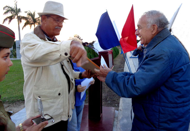 Galeano Hadad (a la derecha) recibe el Premio Nacional de Locución Violeta Casals 2014.