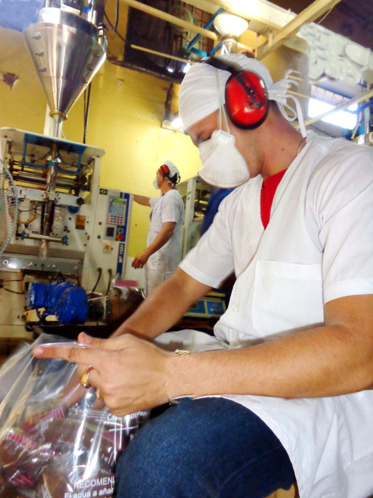 La recuperación de esta máquina envasadora posibilitó duplicar las producciones del café mezclado denominado Hola. Foto: José Luis Martínez Alejo