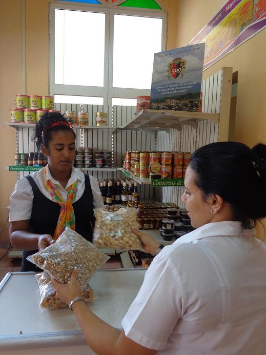 Los mercados ideales son muestrario tangible de las producciones de la industria alimentaria santiaguera.