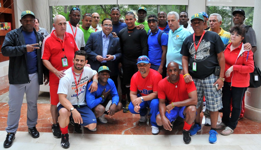 Gilberto Santa Rosa junto al equipo cubano. en Dominicana. Foto: Ricardo López Hevia