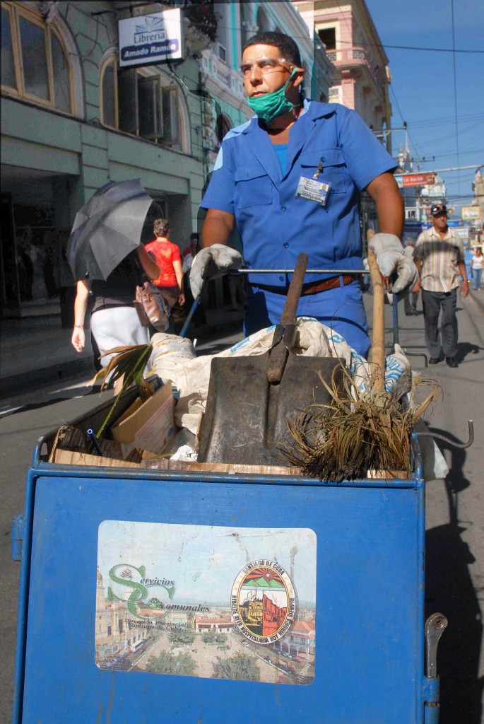 Mario sabe la importancia de su labor y se siente complacido con aportar al orden, la higiene y la belleza de Santiago de Cuba. Foto: Miguel Rubiera Jústiz
