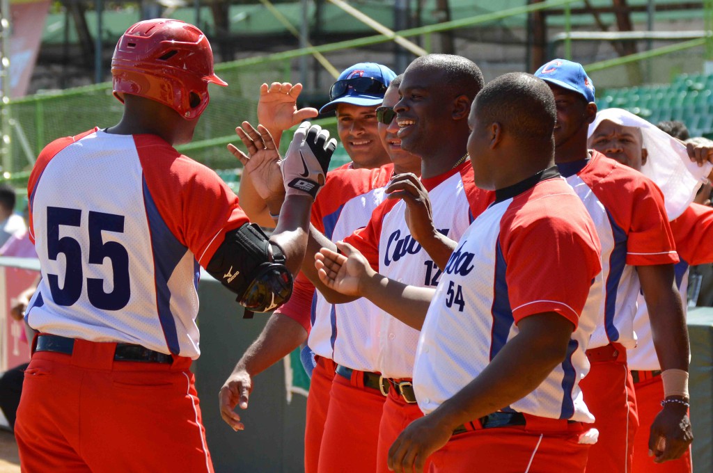 Alexander Malleta es felicitado por sus compañeros tras dar el primer jonrón de Cuba en la Serie del Caribe. Foto: Ramón Frontera