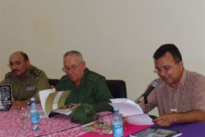 Presentó el general Espinosa su libro Cantándole a la vida