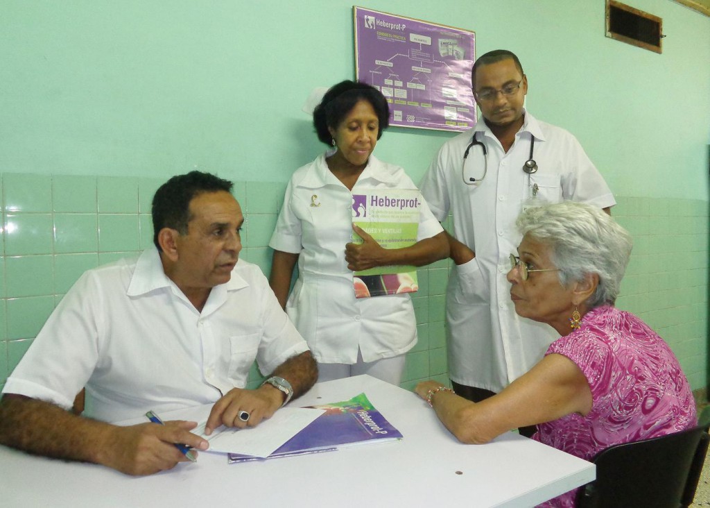 Celso Suárez y parte de su equipo de trabajo aprovechan cada consulta para alertar a los pacientes acerca del cuidado de los pies.