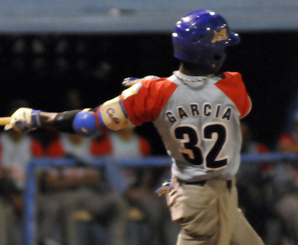 José Adolis García, primer bateador que llega a 100 hits en esta temporada.