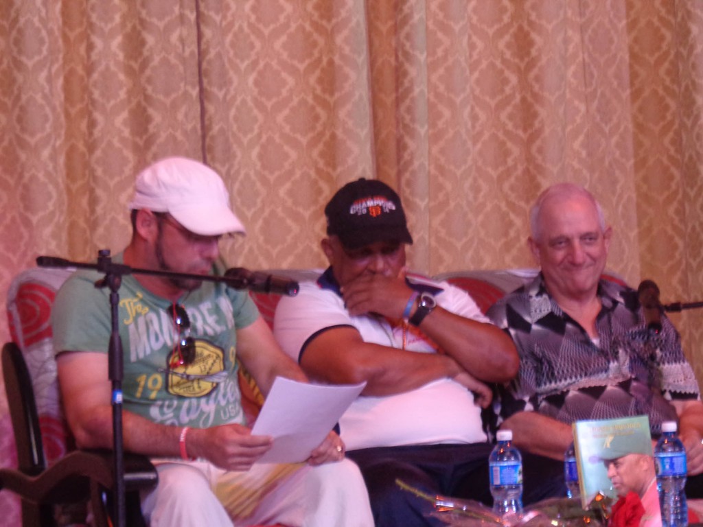 Urquiola, campeón de la pasada Serie del Caribe de San Juan,  Puerto Rico, recibió el afecto de los presentes durante la presentación del libro sobre su vida. Foto: Del autor
