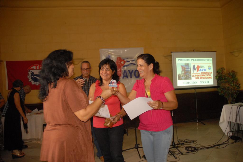 Las colegas de nuestro semanario María de las Nieves Galá (al centro) y Alina Mena Lotti (a la derecha) recibieron premio en la categoría de prensa escrita / Foto: Agustín Borrego