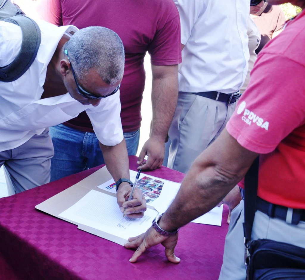 Los integrantes del colectivo de la planta cienfueguera y de la empresa mixta que la administra, Cuvenpetrol S.A., estamparon sus firmas en respaldo a Venezuela. Foto: Icel Morfa.